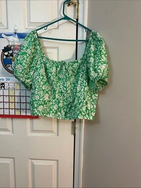 Universal Thread Green and White Floral Puff-Sleeve Crop Top
